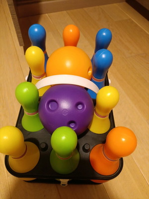 Bowling pins and balls like new