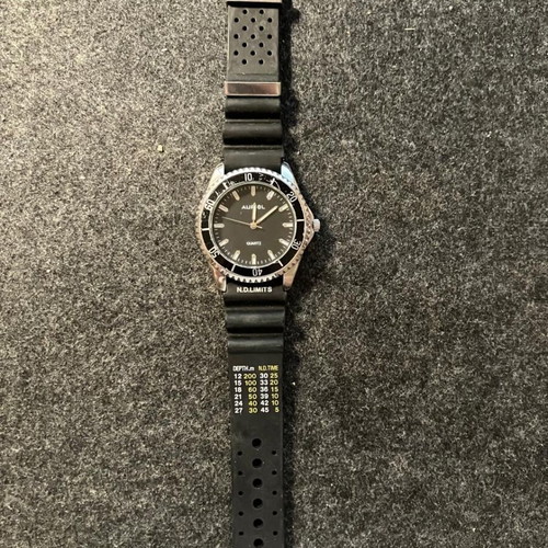 Men's battery watch used, black strap needs new battery