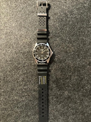 Men's battery watch used, black strap needs new battery