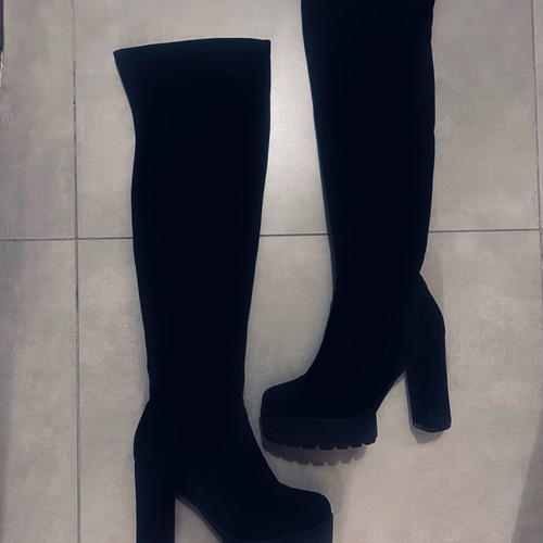 Suede black boots used, over-the-knee with lug sole