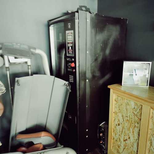 Vending machine refrigerator