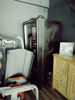 Vending machine refrigerator