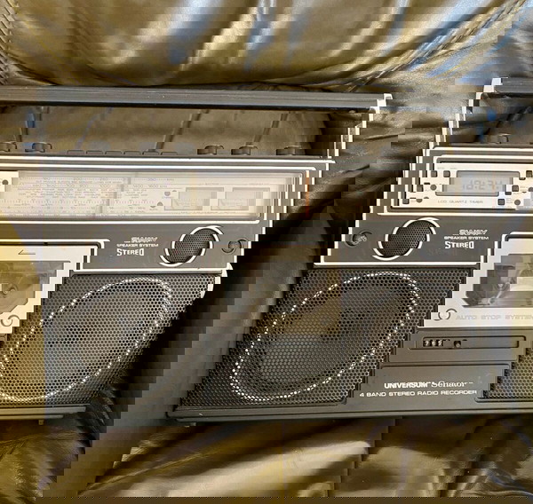 Радио касетофон UNIVERSUM SENATOR STR 2308U. Страхотен.