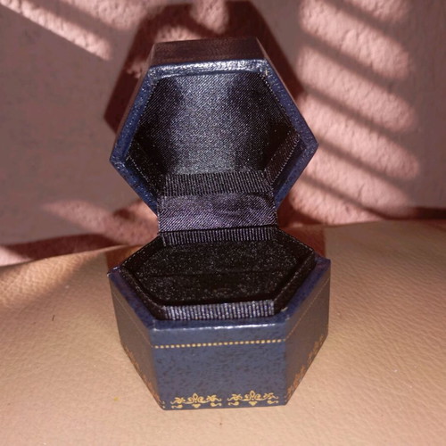 Elegant English vintage leather jewelry box like new with gold ornaments