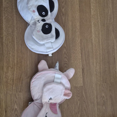 Children's mask with pillow and clip for suitcase like new