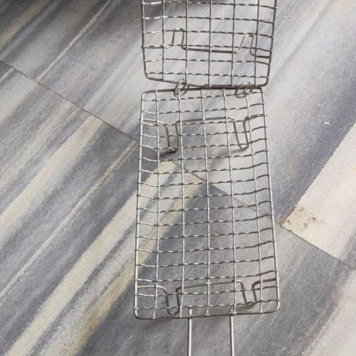 Grill basket used for fish, meat or chestnuts with legs 14x26 cm
