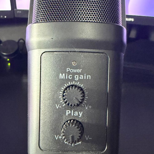 uRage Stream 700 HD USB gaming and streaming microphone with tripod