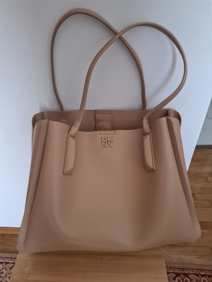 Τσάντα tote ώμου DKNY, μπεζ, μαγνητικό κούμπωμα, μοντέλο 2025