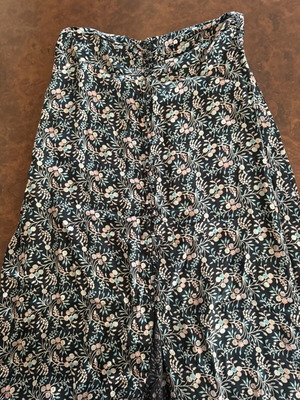 Skirt one size new, black and turquoise with small slit