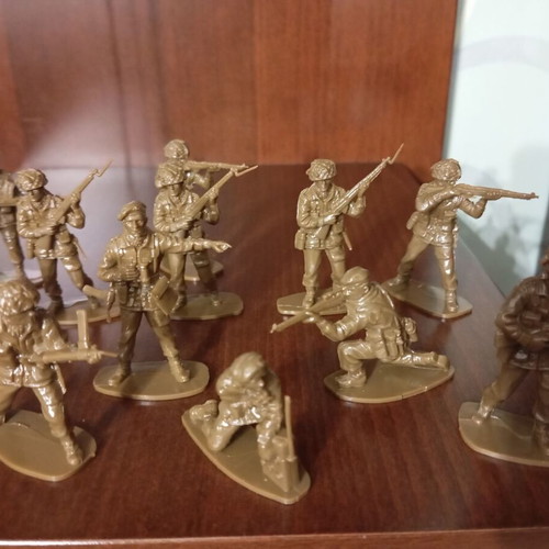 British Paratrooper Toy Soldiers 1:32 Scale used, sold together