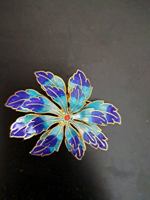 Flower brooch new, blue
