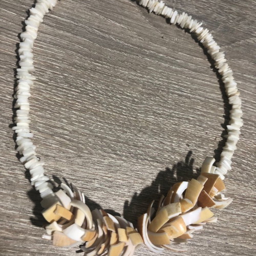 Shell necklace new in beige and white