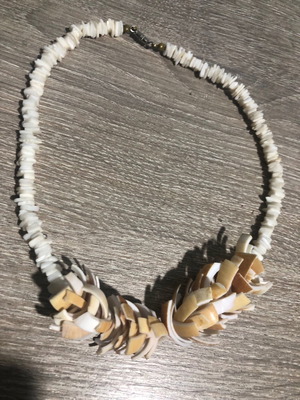 Shell necklace new in beige and white