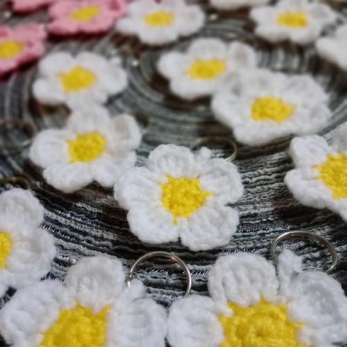Daisy wedding favor handmade crocheted made to order
