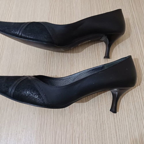 Black leather pumps, size 40