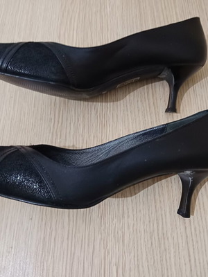 Black leather pumps, size 40