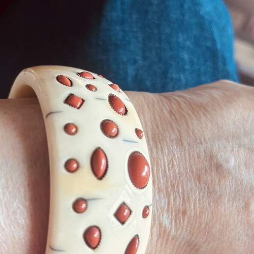 Vintage women's bakelite bracelet like new, beige and orange
