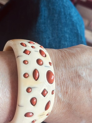 Vintage women's bakelite bracelet like new, beige and orange
