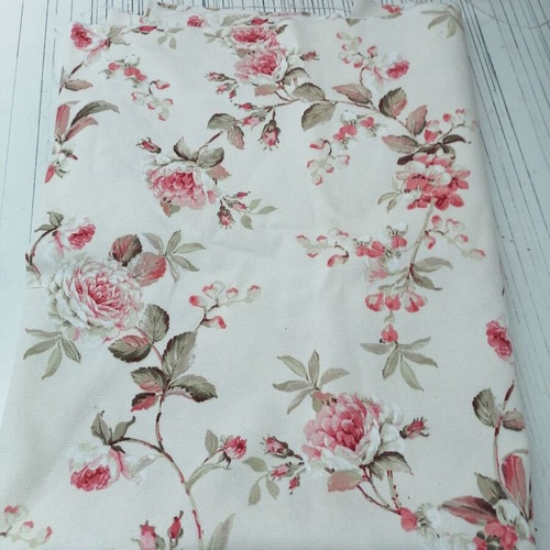 Fabric scraps pack of 4 pieces new, suitable for doilies or small curtains