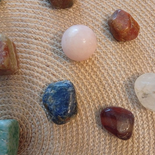 Pack of 23 natural semiprecious stones and crystals (tumbled stones)