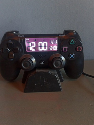 PS4 clock like new, slightly used