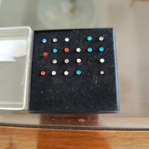 Nose earrings like new, pack with various colors