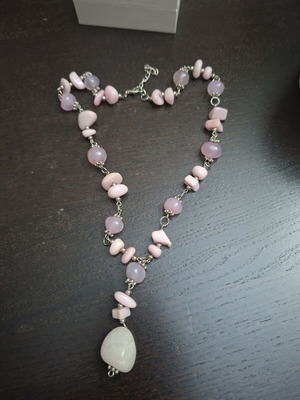 Necklace with semiprecious stones quartz in pale pink and purple shades, like new