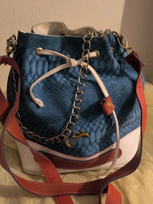 Crossbody drawstring bag like new white and blue