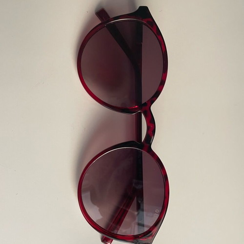 Guess sunglasses like new, red subtle tartarooga