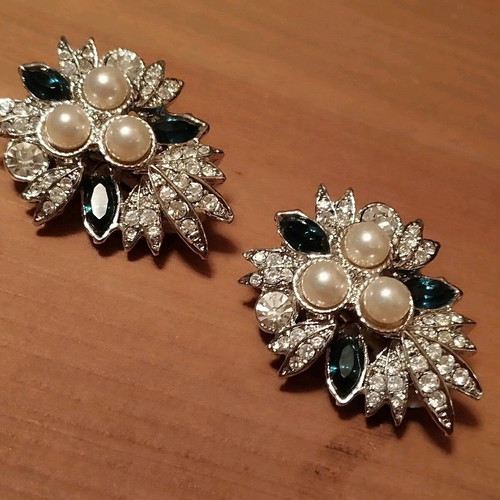 Impressive clip earrings with white pearl and blue rhinestones