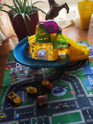 Τρενάκι Λουνα Παρκ Fisher Price σαν καινούργιο με συλλεκτικά αυτοκινητάκια Hasbro Tonka Friends