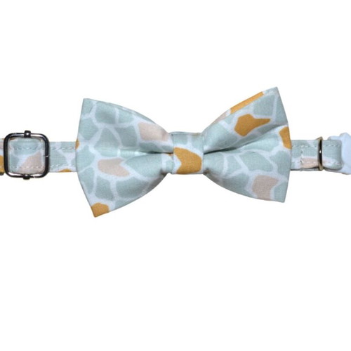 Cat collar new with removable bow tie, breakaway safety collar