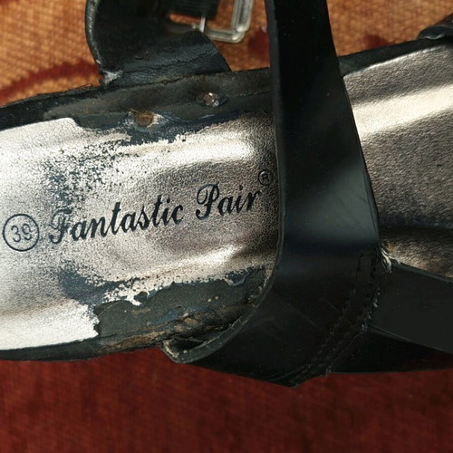 Fantastic Pair sandals size 39 used, black and silver