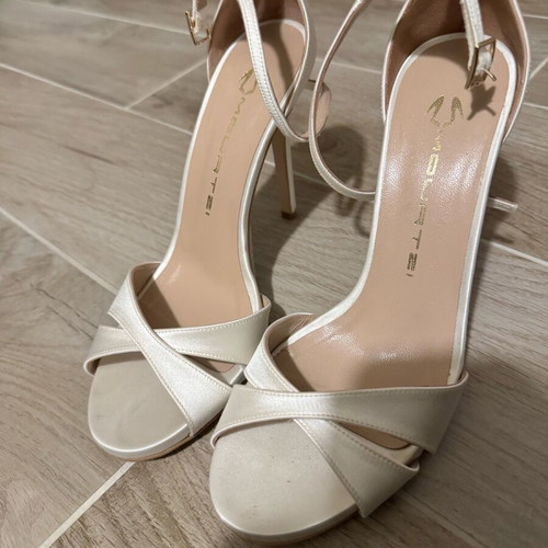 Mourtzi white bridal sandals size 38 like new