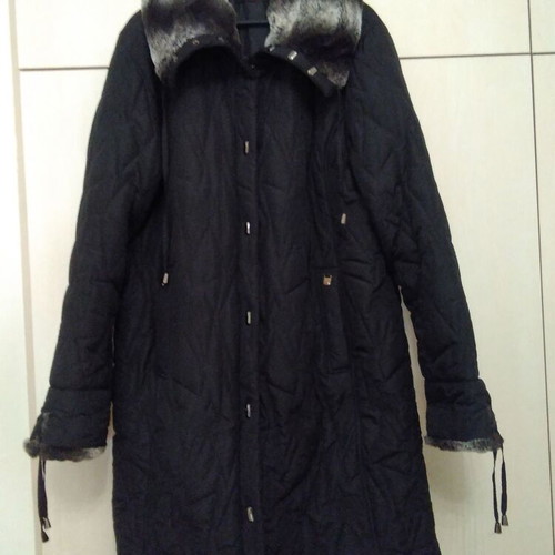 Women's winter coat with fur collar, size XXXL, like new, black