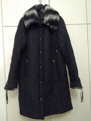 Women's winter coat with fur collar, size XXXL, like new, black