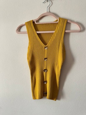 Mustard Ribbed Knit Tank Top σαν καινούργιο με διακοσμητικά κουμπιά