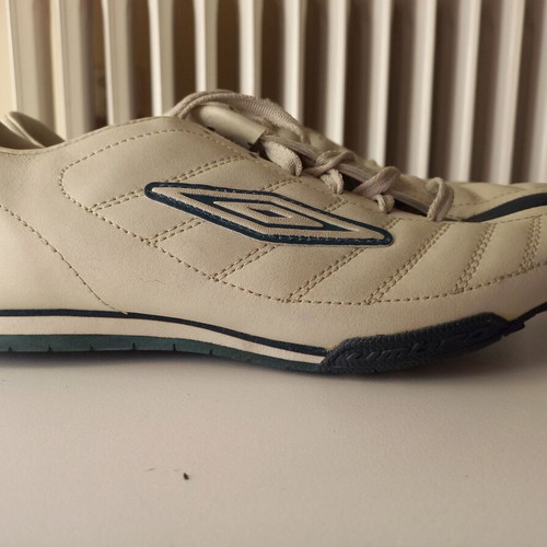 Umbro women's athletic shoes size 39.5 like new, white beige