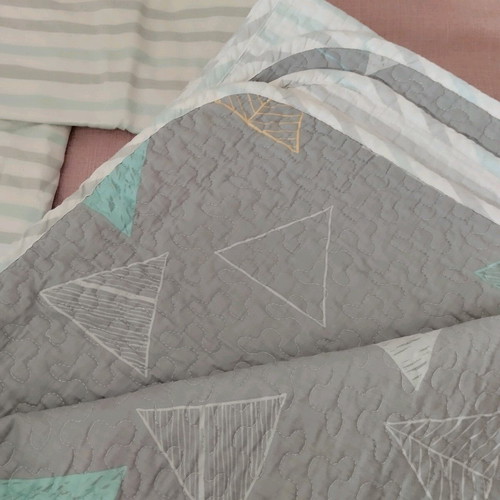 Nima Home bedding set with fitted sheet, pillowcase and like new quilt for single bed