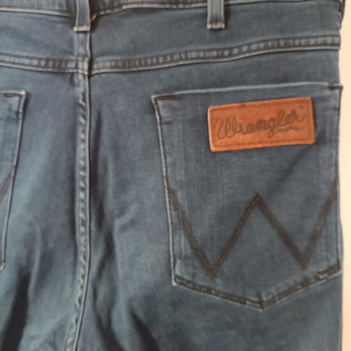 Wrangler jeans size 31 soft fabric slim fit like new