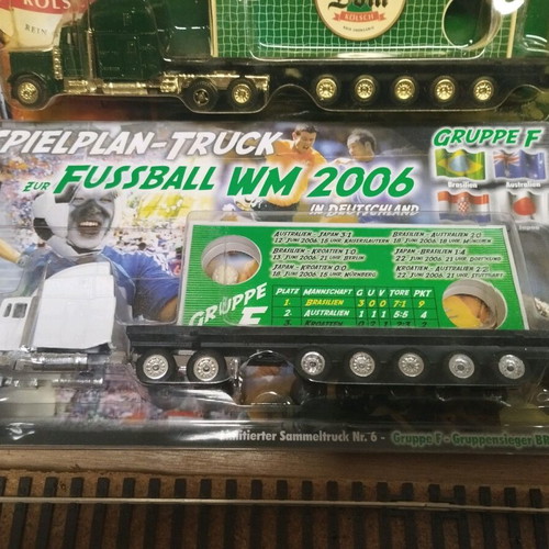 HO Scale Trucks like new, pack of 11 pieces