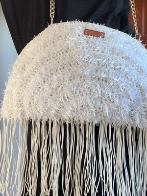 Handmade white knitted shoulder bag with fringes and gold chain