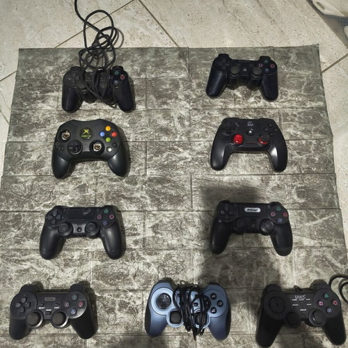 Controllers for parts, two working for PC, like new