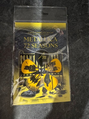 Metallica M72 tour pop-up guitar picks 2026