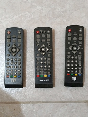 MPEG 4 decoder remote controls like new, set of 3