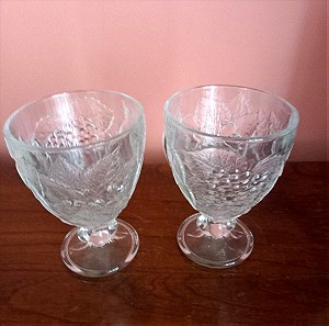 Vintage  2 ποτήρια  γυάλινα με ανάγλυφα  σχέδια.