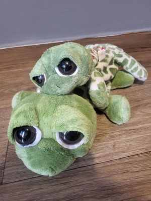 Plush turtles set of 2 like new, one is a case