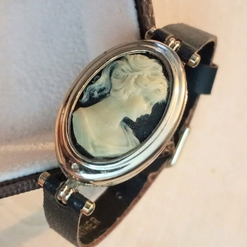 Bracelet / cameo vintage watch