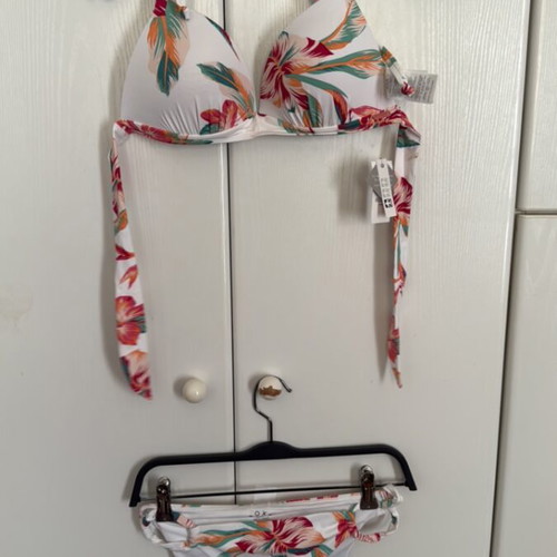 Roxy two piece bikini new, size M