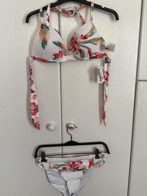 Roxy two piece bikini new, size M